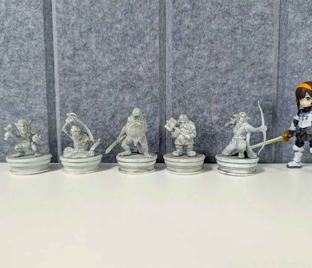 ألعاب كبسولات ييل: مجسمات أسطو - مراجعة Model Figure Base وسعره